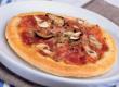 Pizza al prosciutto e funghi (Pizza mit Schinken und Pilzen)