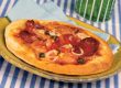 Pizza con salsiccia piccante (Pizza mit pikantem Würstchen)