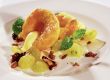 Savarin mit Glühmostschaum und  Muskattraubenragout