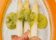 Stangenspargel auf grünen Spargelvinaigrette