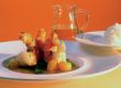 Gebratene Wildgarnelen mit Melone, Zuckerschoten, Knoblauch, Chili und Marillenkernöl