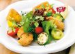 Backhendlsalat mit gebratenen Zucchini und Paradeisern
