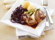 Lammrollbraten mit Kräutern und glasiertem Knoblauch