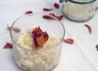 Kokosmilch-Vanillereis mit Apfel und Rosinen