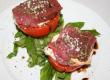 Carpaccio Roulade mit Basilikumpesto und Mozarella auf Dörrtomate mit Spinatsalat