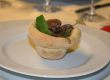 Salat mit Rindfleischstreifen im Pizzabrotbecher