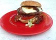 Baconburger auf Coleslaw Baconburger auf Coleslaw