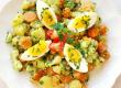 Lauwarmer Kartoffel-Karotten-Salat mit Avocado und Ei Lauwarmer Kartoffel-Karotten-Salat mit Avocado und Ei