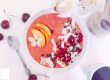 Ribisel-Pfirsich-Banane Smoothiebowl Ribisel-Pfirsich-Banane Smoothiebowl