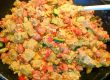 Gemüse-Wurst-Pfanne mit Semmelknödel und Ei Gemüse-Wurst-Pfanne mit Semmelknödel und Ei