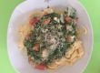 Spinatsauce mit Tomaten auf Bandnudeln Spinatsauce mit Tomaten auf Bandnudeln
