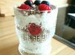 Topfen-Schichtdessert mit Schokobons, Kinderpingui und Beeren Topfen-Schichtdessert mit Schokobons, Kinderpingui und Beeren