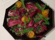 Radicchio-Salat mit gelben Cocktailtomaten und Spitzwegerich Radicchio-Salat mit gelben Cocktailtomaten und Spitzwegerich