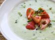Frühlingszwiebelschaumsuppe mit Ingwer und Pfeffer-Erdbeeren