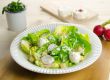 Häuptelsalat mit Käsebällchen und Joghurt-Dressing