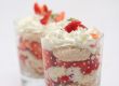 Erdbeertrifle mit Eis und weißer Schokolade