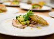 Wan-Tan auf Schweinskarree mit Zucchini-Gurken-Salat