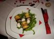Zucchini-Mozzarella-Röllchen mit Prosciutto auf Salat Zucchini-Mozzarella-Röllchen mit Prosciutto auf Salat