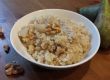 Warmes Hirsefrühstück mit Birne und Walnüssen Warmes Hirsefrühstück mit Birne und Walnüssen