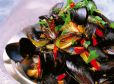 Gedämpfte Muscheln mit rotem und grünem Chili