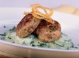 Fleischlaberl mit Rahm-Gurkensalat