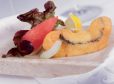 Lachsforellenfilet in Weinteig mit buntem Salat