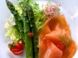 Salat vom grünen Spargel und Räucherlachs