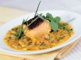 Lachsforellenfilet auf buntem Gemüsebett
