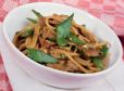 Spaghettini mit Lammstreifen und Erbsenschoten