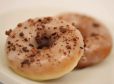 Donuts mit Zuckerguss und Schokostreusel
