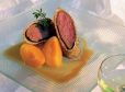 Rehrücken rosa gebraten in der Mohnpalatschinke auf Mohnölsaft