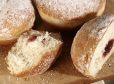 Krapfen mit Erdbeerfüllung