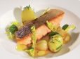 Alpenlachsfilet mit Majoranschalotten