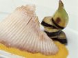 Edelstück vom Rochenflügel in Currycreme mit gebratenen Bananen