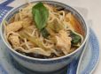 Scharfe Kokos-Nudelsuppe mit Huhn und Auberginen