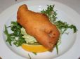 Karpfen im Schwarzbierteig mit grünem Kartoffelsalat