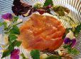 Gebeizte Seeforelle mit Salat, Blüten und Trüffel-Remoulade