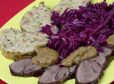 Gedünsteter Hirschbraten mit Rotkraut und Preiselbeerbirne