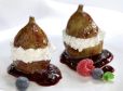 Pochierte Feigen mit Frischkäse-Füllung und süßer Weinsoße
