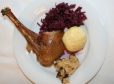 Gegrillte Gans mit Semmelfüllung