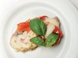 Steaks im Pizzastil mit Käse und Tomaten
