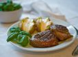 Gegrilltes Steak mit Folienkartoffel
