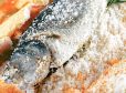 Branzino mit Kräuterfülle in der Salzkruste