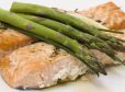 Lachsfilet mit Spargel und Gemüse