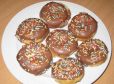 Donuts mit Schokoladeglasur und bunten Streusel