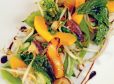Kürbis im Wok mit Zucchini und Sprossen