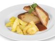 Gebackener Leberkäse mit Bratkartoffeln und Tomatensalat