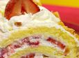 Biskuitroulade mit Erdbeeren