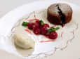Schokoladenauflauf mit Weichseln und Zimteis