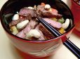 Pikanter Rindfleischsalat mit Nüssen